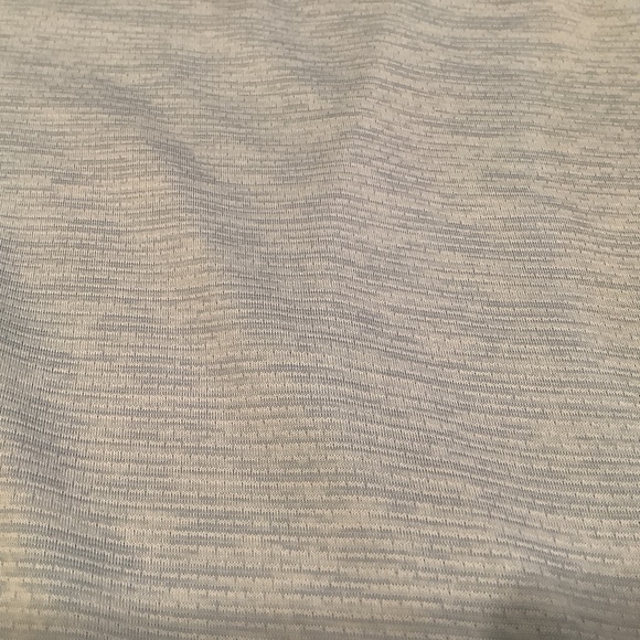 Women’s Light Blue Under Armour Top Loose Open Back Size M EUC - Picture 6 of 8